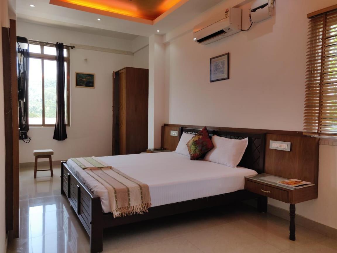 Hotel Mudra Midtown Suites & Rooms Kalasa Luaran gambar