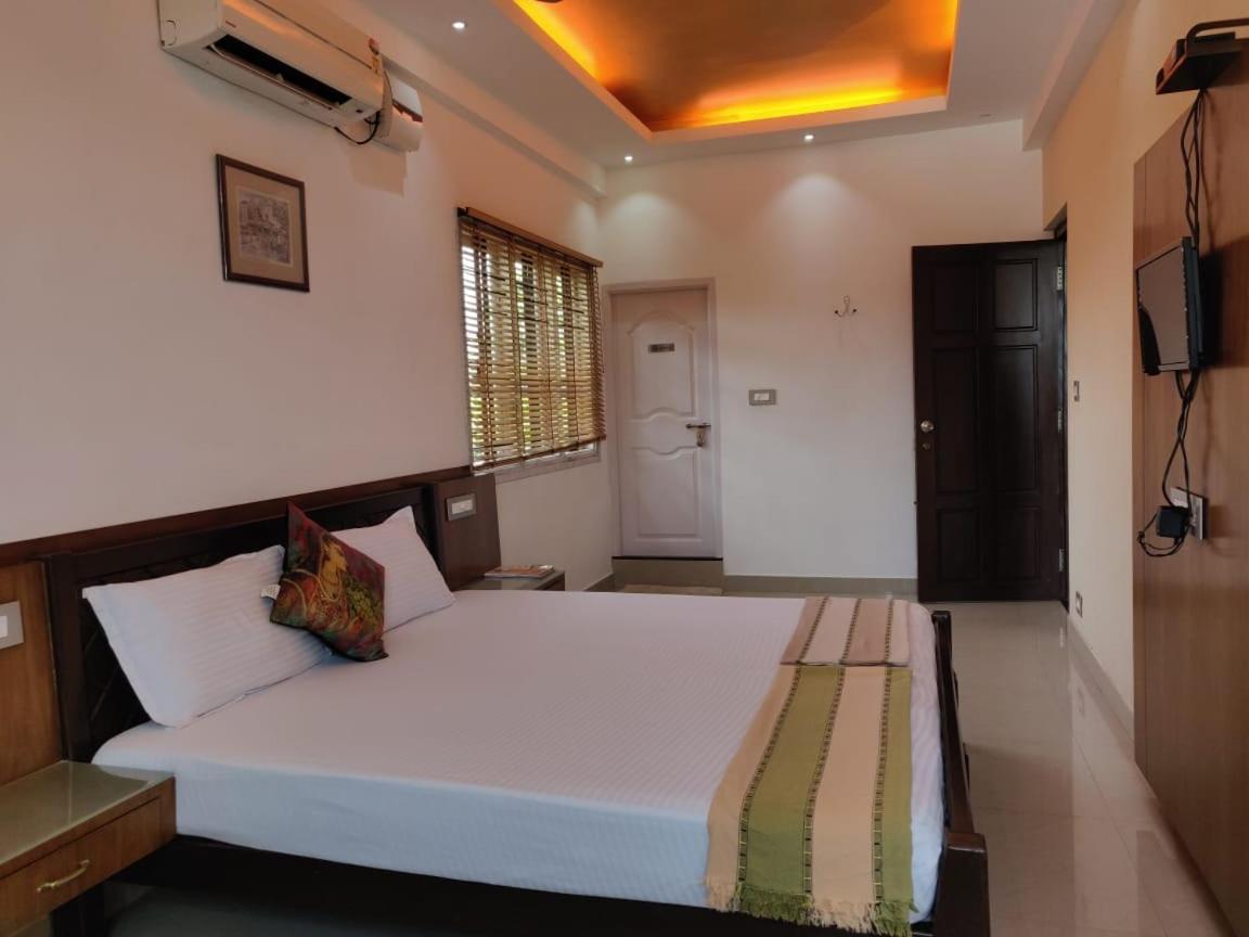 Hotel Mudra Midtown Suites & Rooms Kalasa Luaran gambar